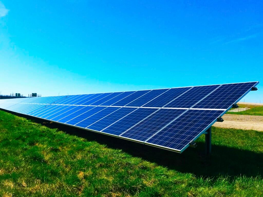 Pivô central irrigando lavoura ao lado de usina solar instalada em solo na área rural