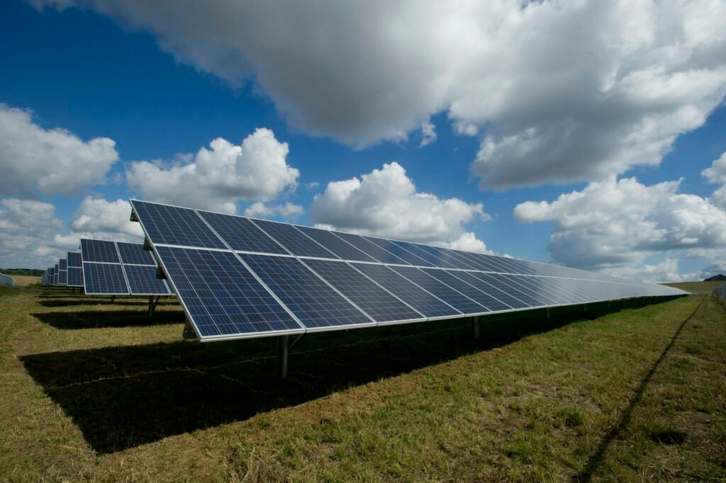Painéis solares instalados na cobertura de um edifício residencial em condomínio