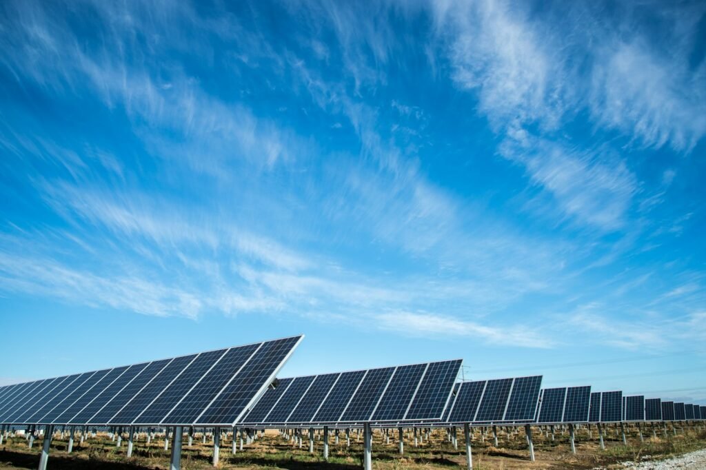Casa residencial com módulos fotovoltaicos instalados no telhado sob céu claro