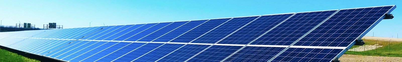 Pivô central irrigando lavoura ao lado de usina solar instalada em solo na área rural