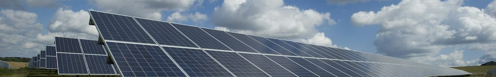 Painéis solares instalados na cobertura de um edifício residencial em condomínio