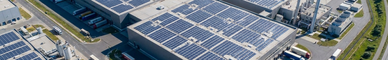 Galpão industrial com telhado coberto por painéis solares