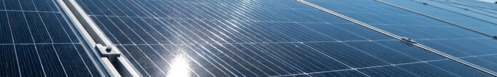 Painéis solares monocristalinos de alta qualidade em fileiras